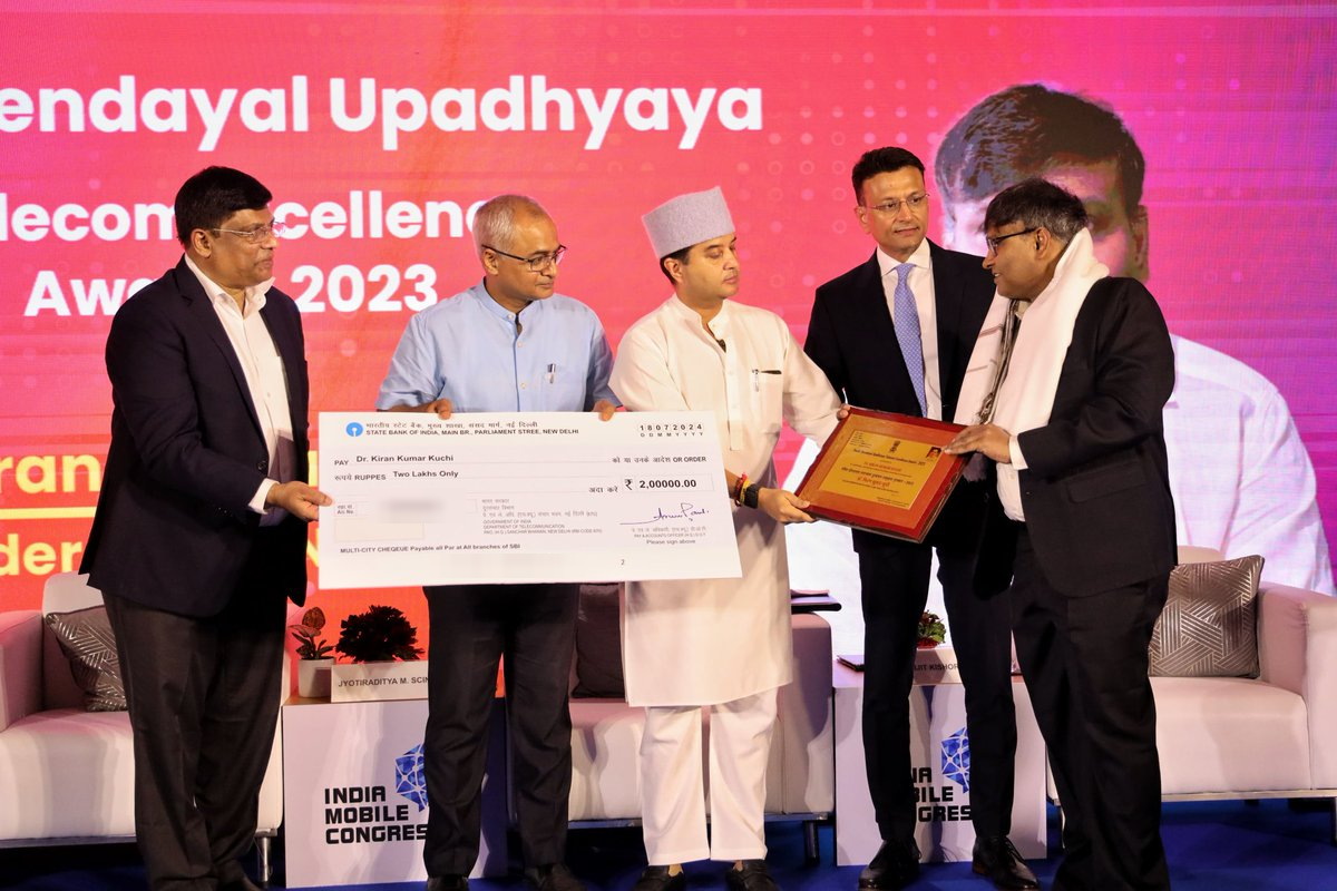 Kiran Kuchi receiving the Pandit Deendayal Upadhyay Telecom Excellence Award at India Mobile Congress